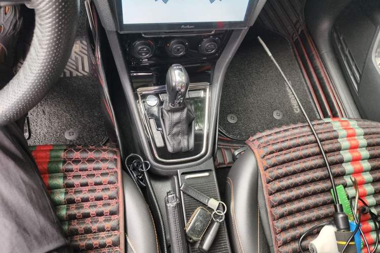 Used Volkswagen C-TREK 2017 230TSI DSG Luxury Model Gear Lever