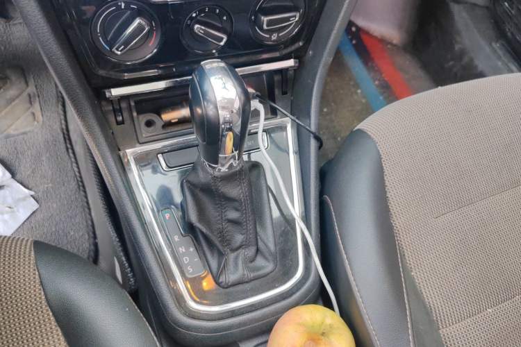 Used Volkswagen C-TREK 2017 230TSI DSG Comfort Version Gear Lever
