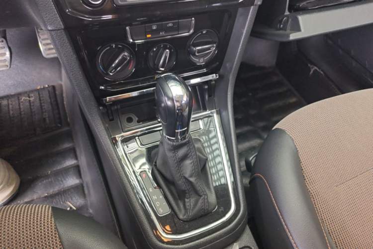 Used Volkswagen C-TREK 2017 1.6L Automatic Comfort Model Gear Lever