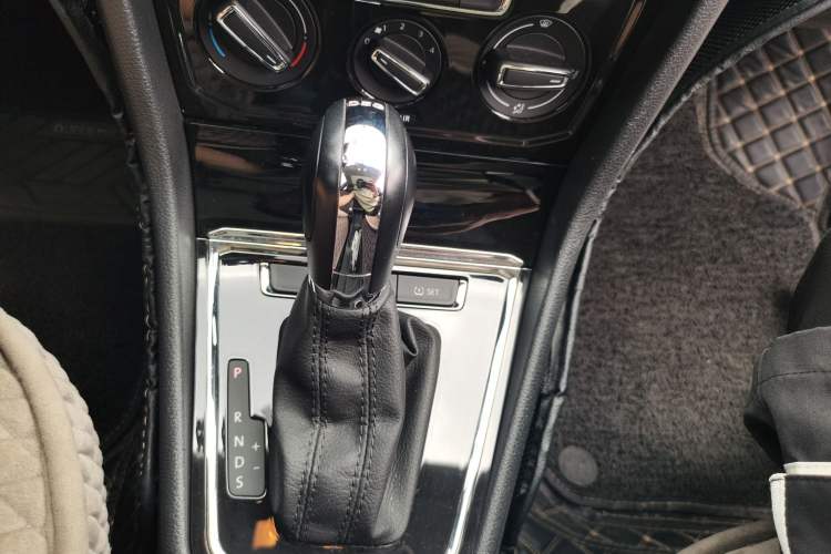 Used Volkswagen C-TREK 2017 230TSI DSG Comfort Version Gear Lever