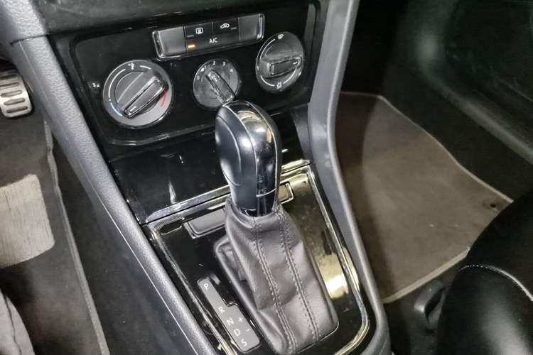 Used Volkswagen C-TREK 2017 1.6L Automatic Comfort Model Gear Lever