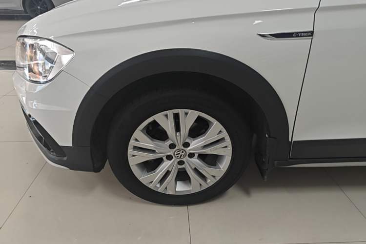 Used Volkswagen C-TREK 2017 1.6L Automatic Comfort Model Left Front Wheel Hub