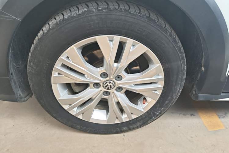 Used Volkswagen C-TREK 2017 1.6L Automatic Comfort Model Left Front Wheel Hub
