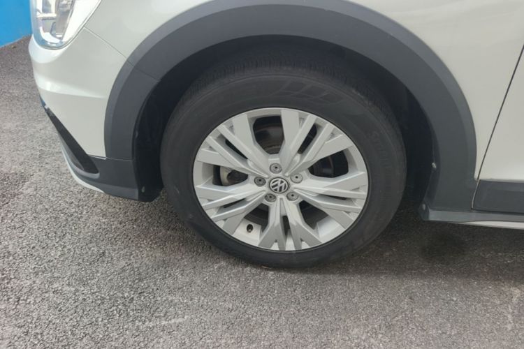 Used Volkswagen C-TREK 2017 1.6L Automatic Comfort Model Left Front Wheel Hub