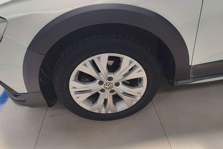 Used Volkswagen C-TREK 2017 1.6L Automatic Comfort Model Left Front Wheel Hub