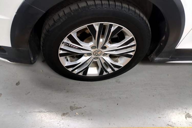Used Volkswagen C-TREK 2017 1.6L Manual Comfort Model Left Front Wheel Hub