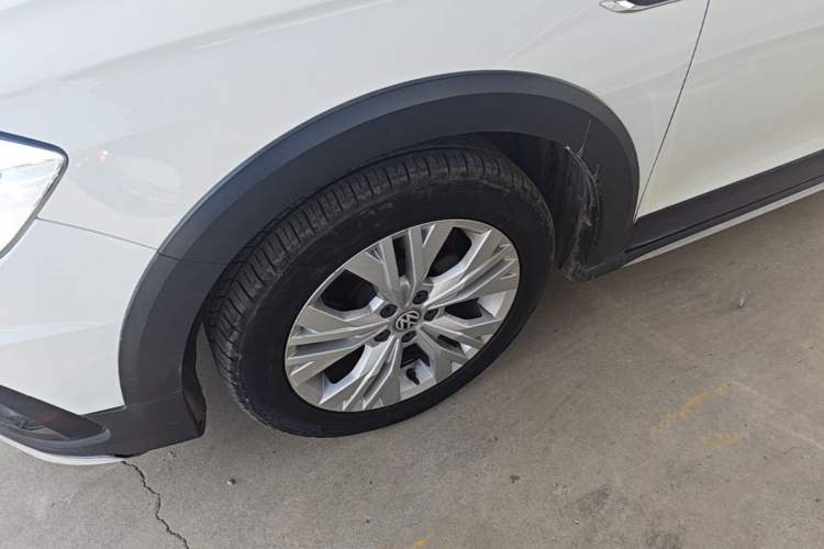 Used Volkswagen C-TREK 2017 1.6L Automatic Comfort Model Left Front Wheel Hub
