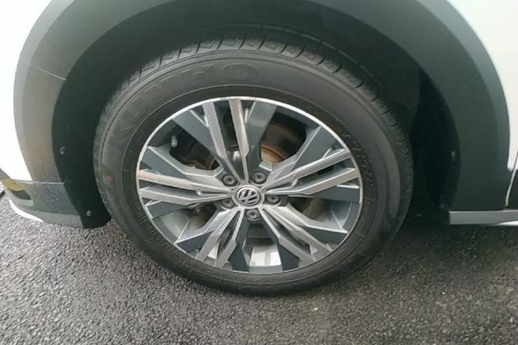 Used Volkswagen C-TREK 2017 1.6L Automatic Comfort Model Left Front Wheel Hub