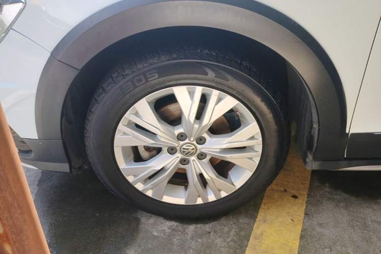 Used Volkswagen C-TREK 2017 1.6L Automatic Comfort Model Left Front Wheel Hub