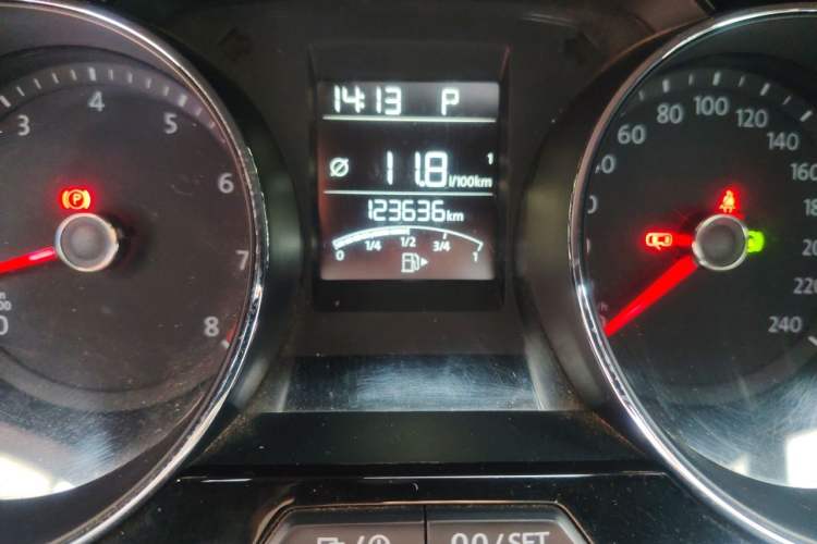 Used Volkswagen C-TREK 2017 230TSI DSG Comfort Version Odometer Close Up