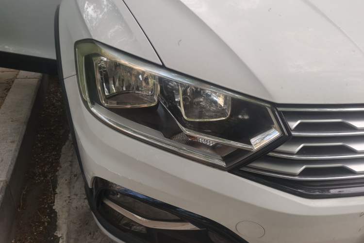 Used Volkswagen C-TREK 2017 1.6L Manual Comfort Model Right Front Headlight