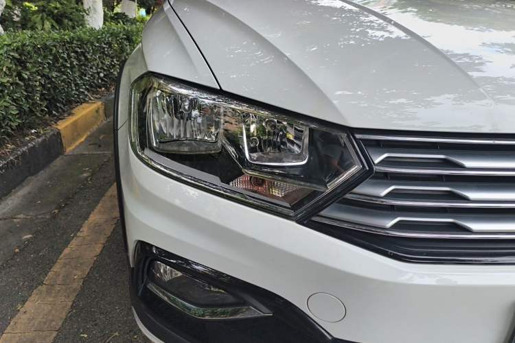 Used Volkswagen C-TREK 2017 230TSI DSG Comfort Version Right Front Headlight