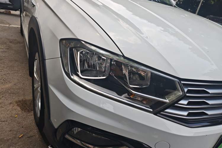 Used Volkswagen C-TREK 2017 230TSI DSG Comfort Version Right Front Headlight