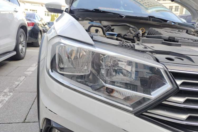 Used Volkswagen C-TREK 2017 230TSI DSG Comfort Version Right Front Headlight