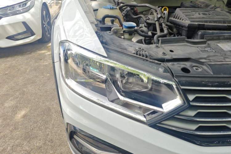 Used Volkswagen C-TREK 2017 230TSI DSG Comfort Version Right Front Headlight
