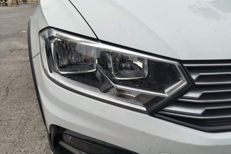 Used Volkswagen C-TREK 2017 1.6L Automatic Comfort Model Right Front Headlight