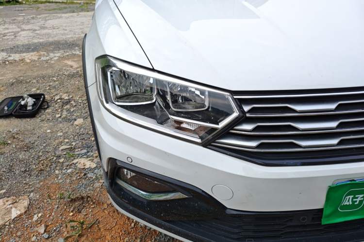 Used Volkswagen C-TREK 2017 230TSI DSG Luxury Model Right Front Headlight