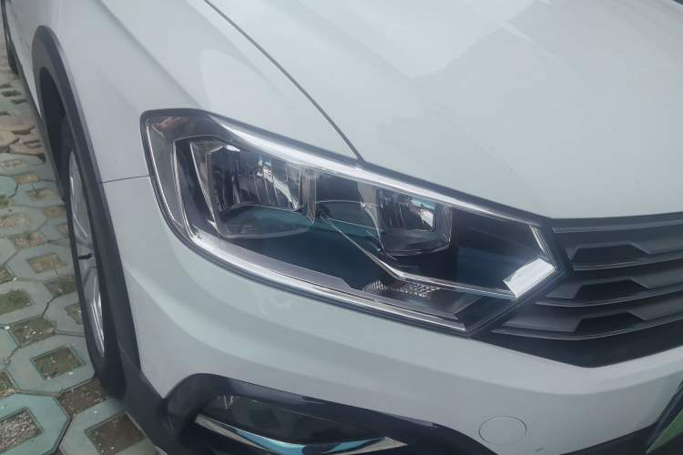Used Volkswagen C-TREK 2017 1.6L Automatic Comfort Model Right Front Headlight
