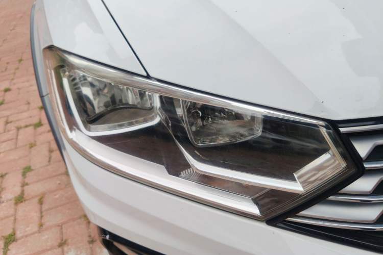 Used Volkswagen C-TREK 2017 230TSI DSG Comfort Version Right Front Headlight