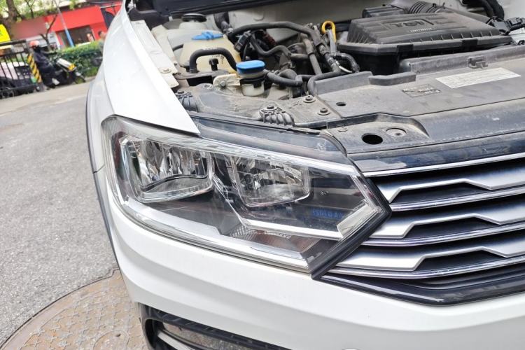 Used Volkswagen C-TREK 2017 230TSI DSG Comfort Version Right Front Headlight