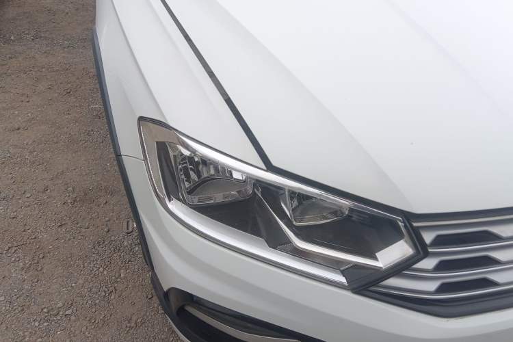 Used Volkswagen C-TREK 2017 230TSI DSG Comfort Version Right Front Headlight