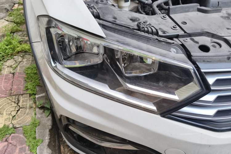 Used Volkswagen C-TREK 2017 230TSI DSG Comfort Version Right Front Headlight
