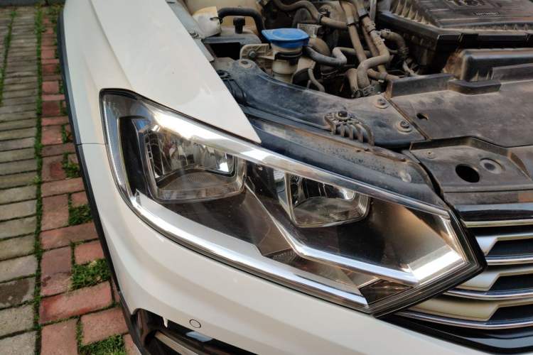 Used Volkswagen C-TREK 2017 230TSI DSG Luxury Model Right Front Headlight