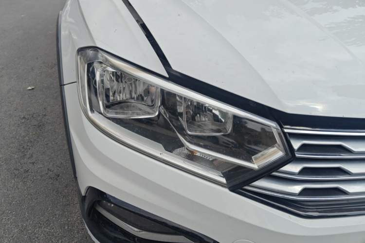 Used Volkswagen C-TREK 2017 1.6L Automatic Comfort Model Right Front Headlight