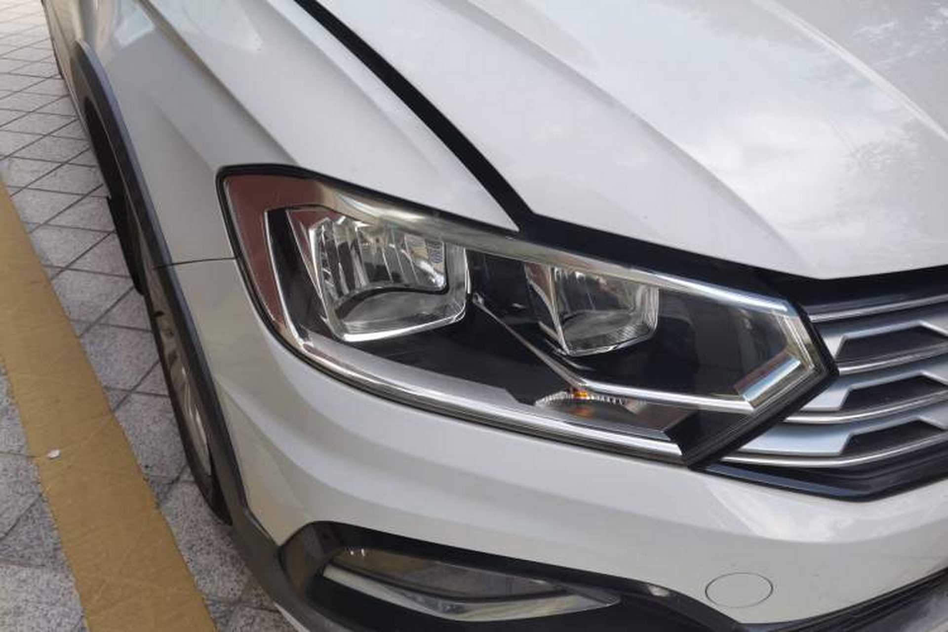 Used Volkswagen C-TREK 2017 1.6L Automatic Comfort Model Right Front Headlight
