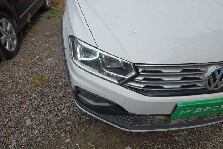 Used Volkswagen C-TREK 2017 230TSI DSG Comfort Version Right Front Headlight