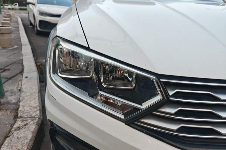 Used Volkswagen C-TREK 2017 230TSI DSG Comfort Version Right Front Headlight