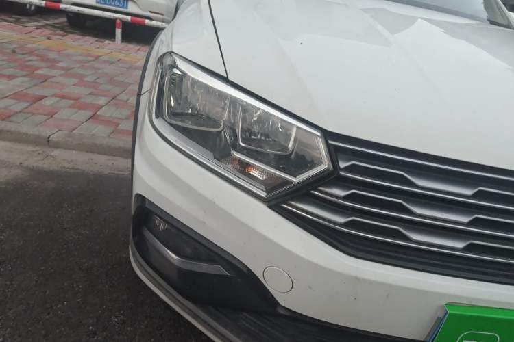 Used Volkswagen C-TREK 2017 1.6L Automatic Comfort Model Right Front Headlight