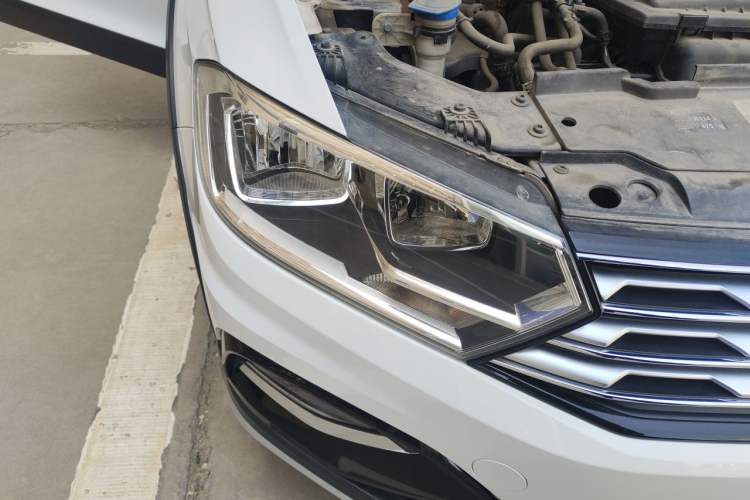 Used Volkswagen C-TREK 2017 230TSI DSG Comfort Version Right Front Headlight