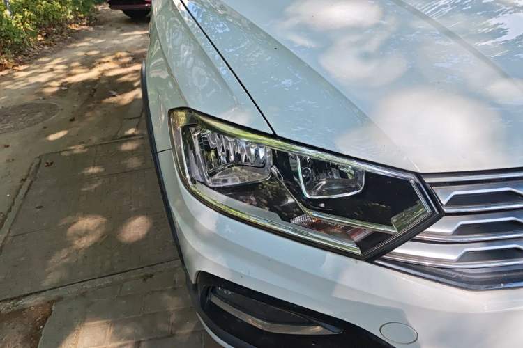 Used Volkswagen C-TREK 2017 1.6L Automatic Comfort Model Right Front Headlight