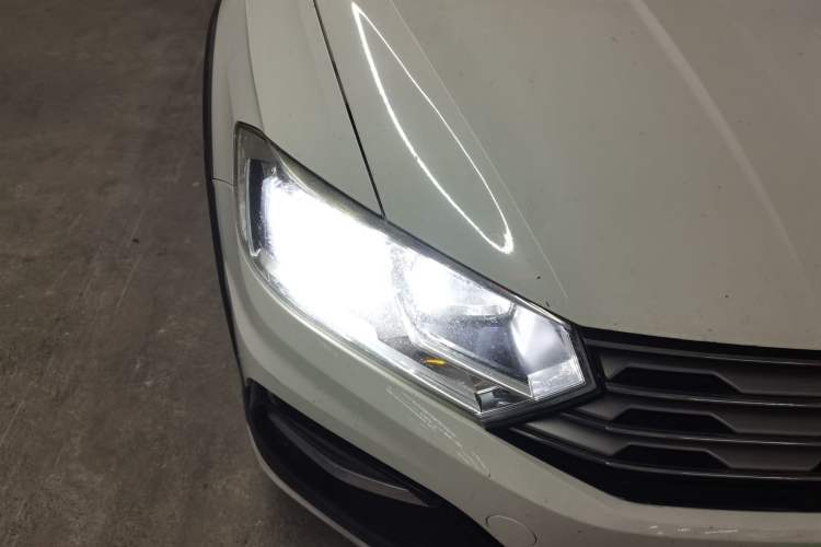 Used Volkswagen C-TREK 2017 230TSI Manual Comfort Version Right Front Headlight