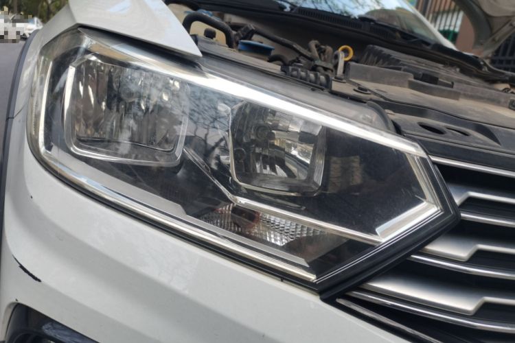 Used Volkswagen C-TREK 2017 230TSI DSG Comfort Version Right Front Headlight