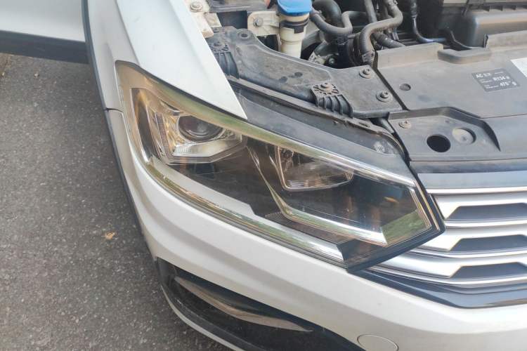 Used Volkswagen C-TREK 2017 230TSI DSG Comfort Version Right Front Headlight