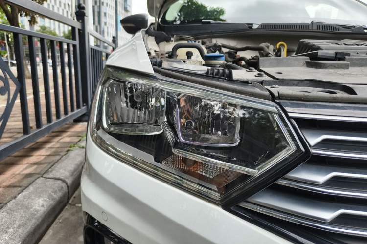 Used Volkswagen C-TREK 2017 230TSI DSG Luxury Model Right Front Headlight