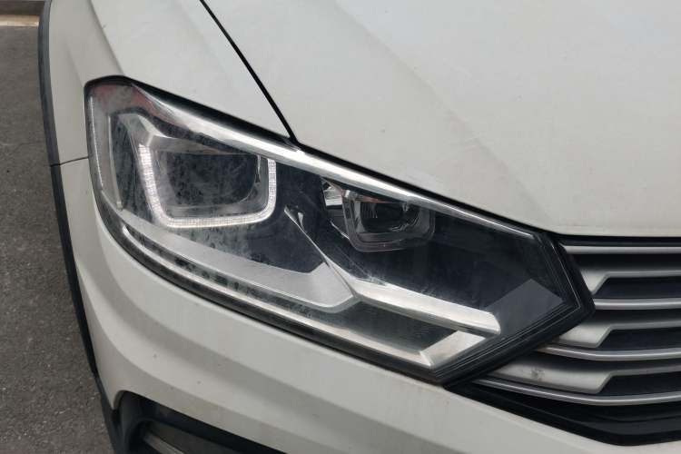 Used Volkswagen C-TREK 2017 230TSI DSG Comfort Version Right Front Headlight