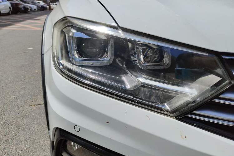 Used Volkswagen C-TREK 2017 230TSI DSG Luxury Model Right Front Headlight