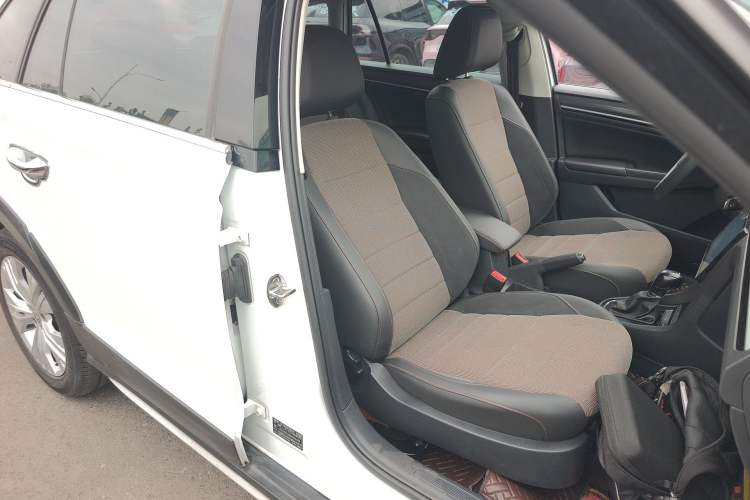 Used Volkswagen C-TREK 2017 230TSI DSG Comfort Version Right Front Seat
