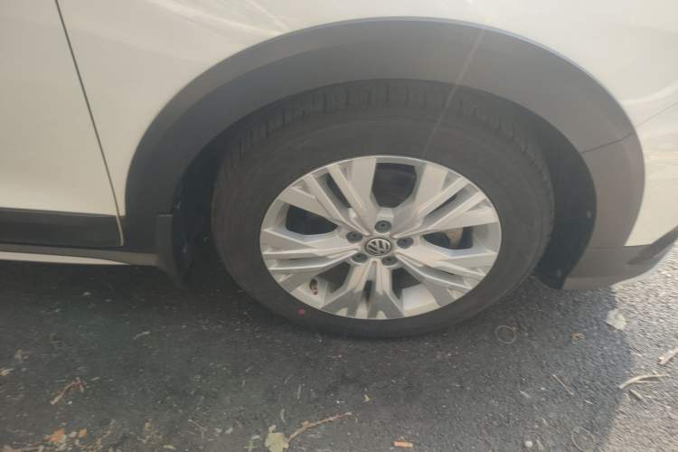 Used Volkswagen C-TREK 2017 1.6L Automatic Comfort Model Right Front Wheel Hub