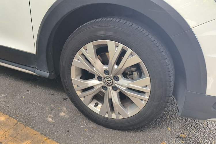 Used Volkswagen C-TREK 2017 230TSI DSG Comfort Version Right Front Wheel Hub