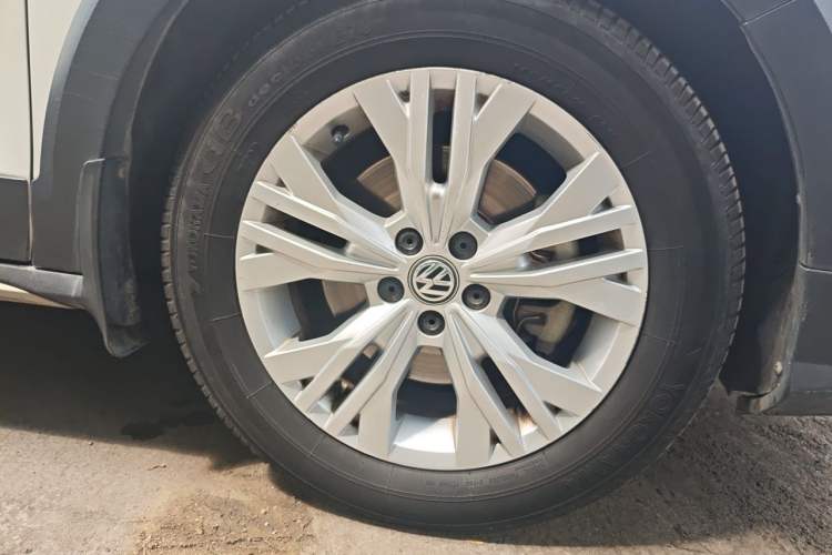 Used Volkswagen C-TREK 2017 230TSI DSG Comfort Version Right Front Wheel Hub