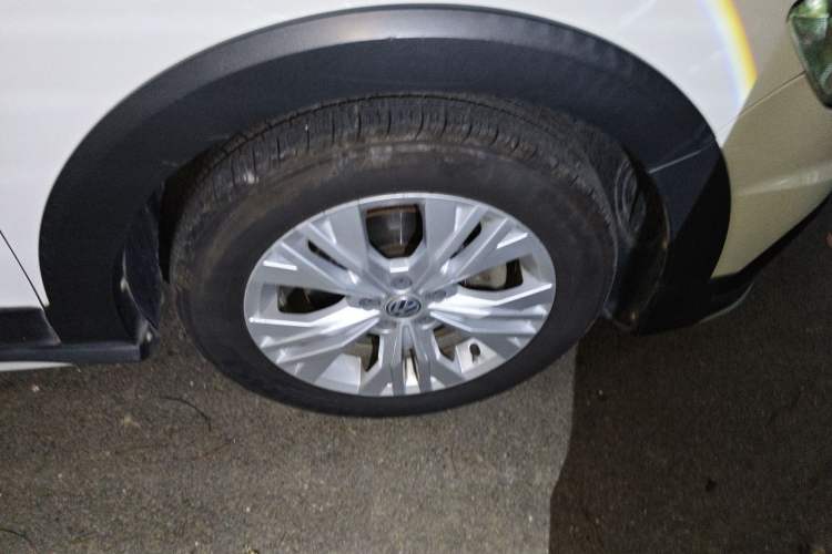 Used Volkswagen C-TREK 2017 230TSI DSG Comfort Version Right Front Wheel Hub