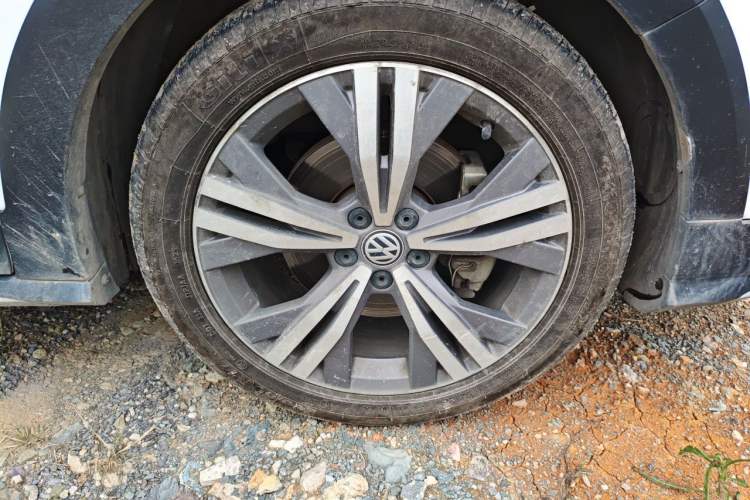 Used Volkswagen C-TREK 2017 230TSI DSG Luxury Model Right Front Wheel Hub