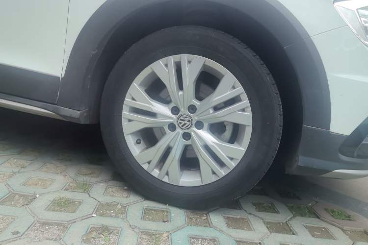 Used Volkswagen C-TREK 2017 1.6L Automatic Comfort Model Right Front Wheel Hub