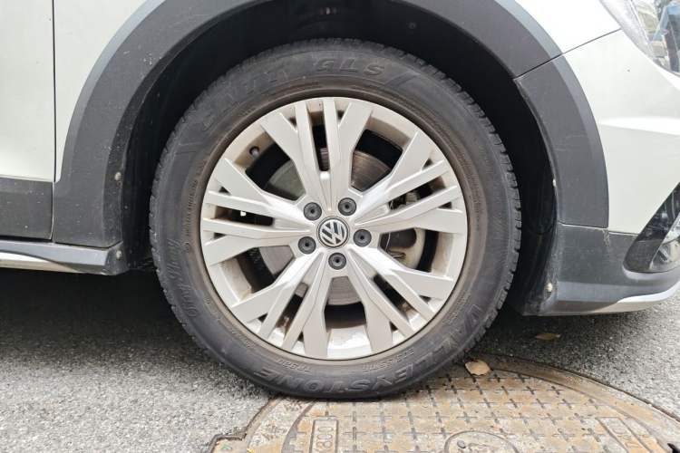 Used Volkswagen C-TREK 2017 230TSI DSG Comfort Version Right Front Wheel Hub