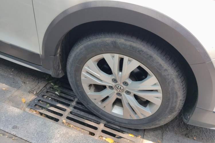 Used Volkswagen C-TREK 2017 1.6L Automatic Comfort Model Right Front Wheel Hub