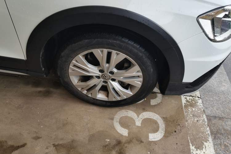 Used Volkswagen C-TREK 2017 230TSI DSG Comfort Version Right Front Wheel Hub